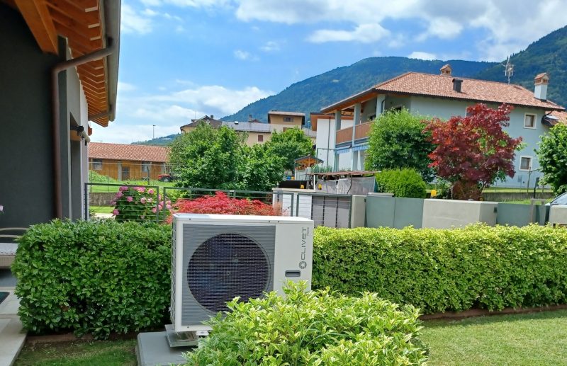 Sphera EVO 2.0 Clivet per una bifamiliare classe A2