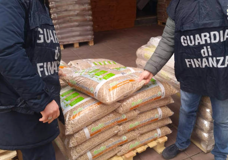 Pellet contraffatto: sequestri per migliaia di tonnellate