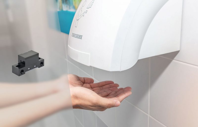 Omron realizza un sensore per controllo touchless con più distanza di rilevamento